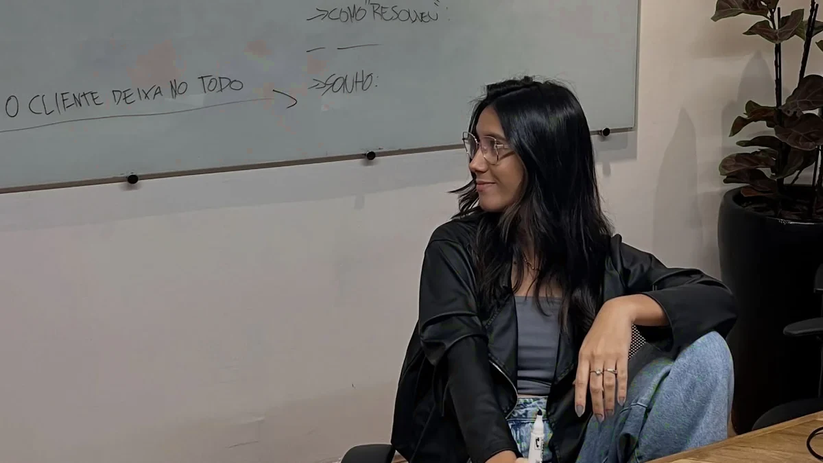 Annie Lemos dando aula ao vivo em frente ao quadro de estratégia
