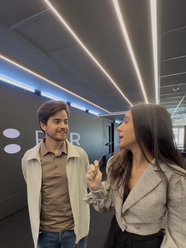 Annie Lemos conversando com um convidado nos corredores de um evento do mercado digital